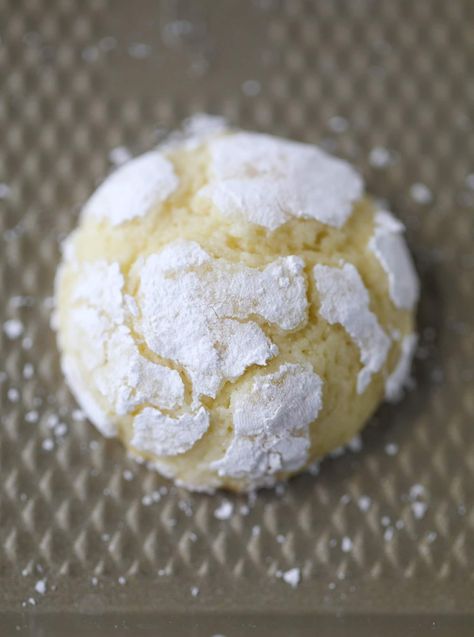 These lemon crinkle cookies are perfect if you love lemon desserts! They take after chocolate crinkle cookies, but are a delightful refreshing lemon flavor sprinkle with powdered sugar. These are always a huge hit! I howsweeteats.com #lemoncrinkle #cookies Cookie Table Wedding, Ben's Cookies, Wedding Cookie Table, Cookies Lemon, Super Cookies, Crinkle Cookies Recipe, Lemon Crinkle Cookies, Chocolate Crinkle, Lemon Cookies Recipes