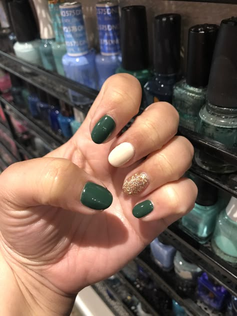 Nails For Forest Green Dress, Hunter Green Gel Nails, Nails To Go With Forest Green Dress, Dark Green And Gold Nails Short, Green And Neutral Nails, Forest Green Nails Short, Forest Green Manicure, Forest Green Gel Nails Short, Forest Green Nails Acrylic Short