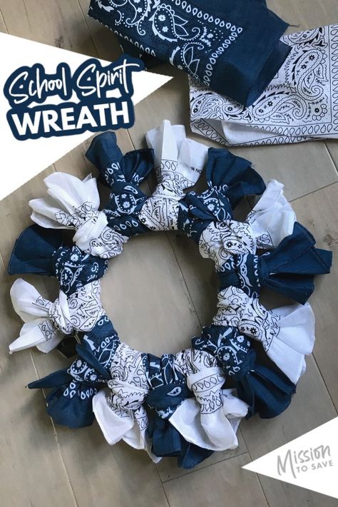 School Spirit Crafts, Bandana Wreath, Colored Tape, Diy Room Decor For Teens, Small Wreaths, Do It Yourself Crafts, Wreath Tutorial, Belem, Crafty Diy