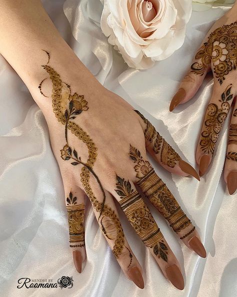 Aesthetic Mehndi Design, Mehndi Design For Eid, Homemade Dresses, Aesthetic Mehndi, Finger Mehendi Designs, Henna Inspo, Henna Designs Wrist, Finger Henna Designs, Henna Tattoo Hand