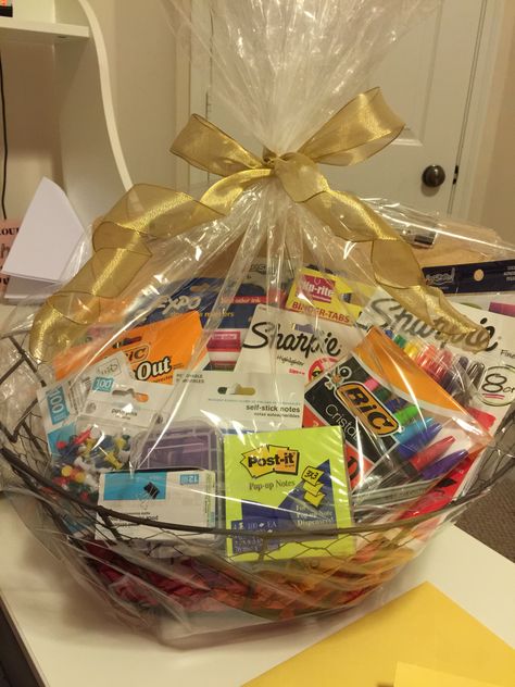 Office supply gift basket Office Supplies Gift Basket, Tricky Tray Baskets, Craft Gift Basket, Silent Auction Basket, Auction Gift Basket Ideas, New Neighbor Gifts, Silent Auction Baskets, Creative Gift Baskets, Auction Basket