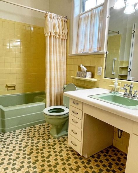 Colorful Vintage Bathroom, 80s Bathroom Aesthetic, Retro Bathrooms 1950s, 70s Bathroom Aesthetic, 1950s Bathroom Decor, 70’s Bathroom, Vintage Yellow Bathroom, 1940s Bathroom, 60s Bathroom