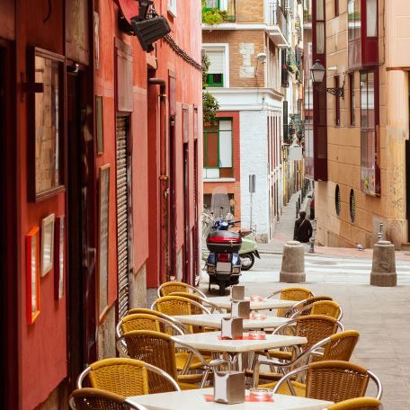 Picturesque café in Madrid Madrid Attractions, Madrid Food, Cheap Hotel Room, Madrid Travel, Booking Flights, Cheap Hotels, The Plaza, Spain And Portugal, Iconic Landmarks