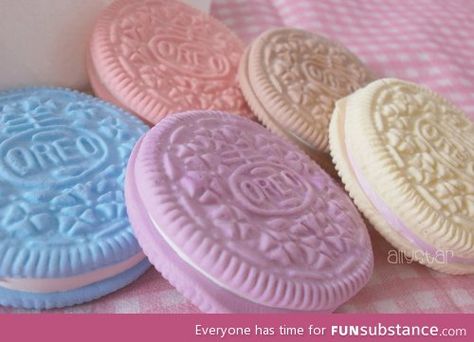 Colorful Oreos Easter Oreos, Unicorn Food, Pastel Cupcakes, Oreo Cookies, Pretty Pastel, Pretty Food, Cute Food, Cookie Dough, Pastel Colors