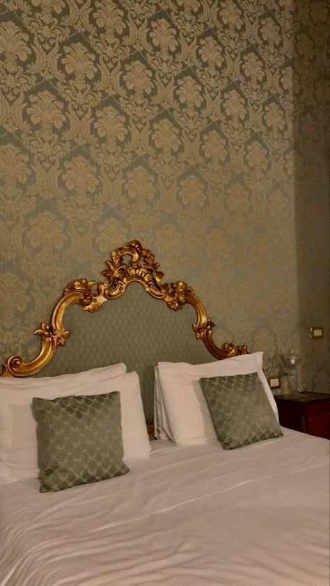 venice|hotel| luxus| aesthetic| old money French Hotel Room Aesthetic, Vintage Hotel Room Aesthetic, Old Money Hotel Aesthetic, Old Hotel Aesthetic, Vintage Hotel Aesthetic, Vintage Room Inspo, Venice Hotel, Aesthetic Old Money, Arte Aesthetic