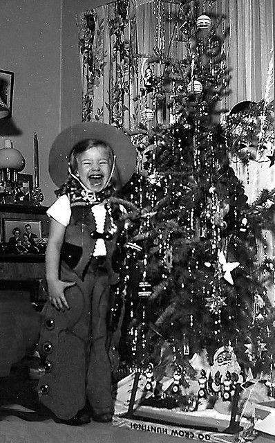 Christmas (1949) This SHOULD have been me if only my parents had gotten me that outfit! Old Time Christmas, Vintage Christmas Photos, Into The West, Cowboy Christmas, Old Christmas, Old Fashioned Christmas, Christmas Past, Christmas Memory, Vintage Christmas Tree