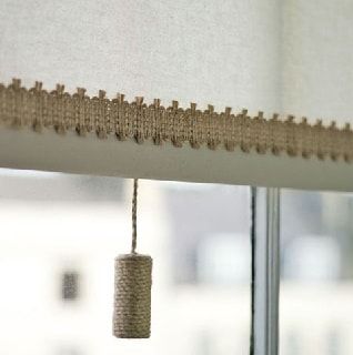 swedish plain blind with jute braid and pull Natural Blinds, Modern Roller Blinds, Window Roller Blinds, Fabric Roller Blinds, Shutter Blinds, Wood Supply, Buy Curtains, Quality Curtains, Fabric Blinds