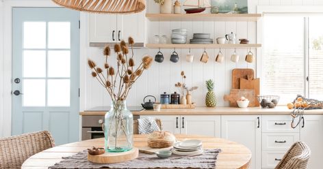 Synonymous with sun, sand and surf, the Aussie beach shack is an enduring icon for a reason. See 10 of our favourite beautiful beach shacks. Surf Shack Kitchen, Beach Shack Kitchen, Dulux Timeless, Shack Kitchen, Australia Homes, Aussie Beach, Beach Shacks, Timber Screens, 1950s House