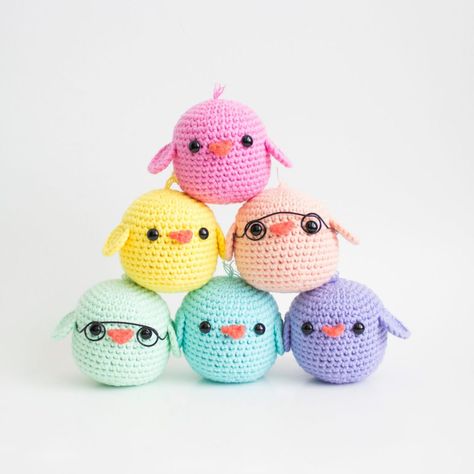 You're reading New Crochet Pattern: Free Baby Chick Crochet Pattern by Knit And Crochet Daily, originally posted on dailycrochet.com. If you've enjoyed this post be sure to follow Dailycrochet.com on Facebook Looking for a quick and easy crochet project? This free baby chick crochet pattern is perfect for beginners! These little chicks are so adorable, and they make the perfect addition to any Easter celebration. Best of all, they’re super easy to make, and you can have them finished in no Easter Knitting, Crochet Characters, Lidia Crochet Tricot, Easter Stuff, Chicken Pattern, Crochet Easter, Crochet Chicken, Easter Crochet Patterns, Pola Amigurumi