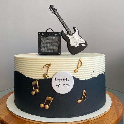 Music Birthday Party Theme For Men, Guitar Cakes For Men Birthday, Music Themed Cakes For Boys, Guitar Themed Cake, Music Cake For Men, Guitar Cake Design, Guitar Cakes For Men, Music Themed Cakes For Men, Birthday Cake Guitar