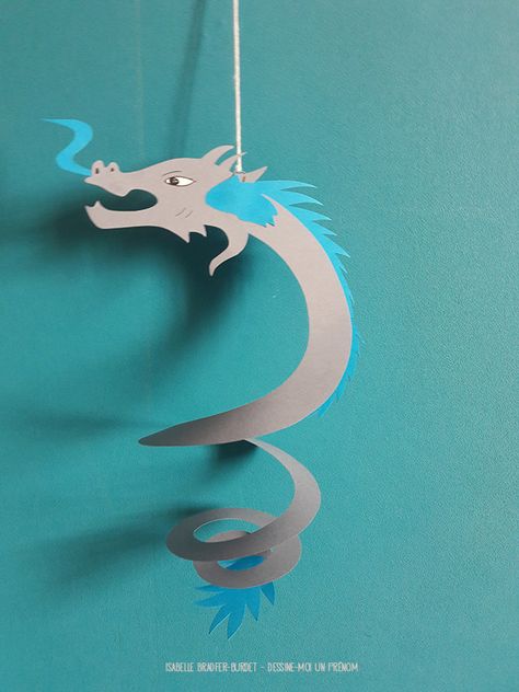 Fabriquer un mobile dragon chinois Dragon Classroom, Asian Art Projects, Dragon Mobile, Fairy Tale Crafts, Explorers Club, Dragon Crafts, Junk Art, Art Lessons Elementary, Paper Crafts For Kids