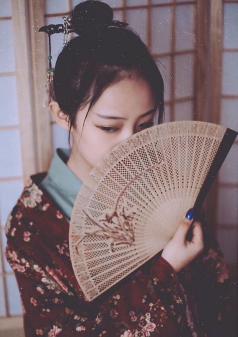 China girl Complex Poses, Female Modeling Poses, Pose Idea, Body Reference Poses, Hand Fans, Fantasy Photography, Stylish Photo Pose, Pic Pose, China Girl