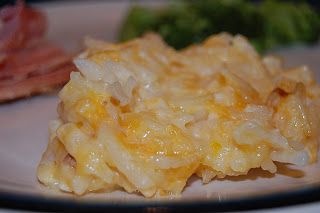 Hashbrown Casserole in crock pot w/ sausage on top. Slow Cooker Scalloped Potatoes, Food Potatoes, Summer Slow Cooker Recipes, Cheez Whiz, Cheesy Hashbrown Casserole, Slow Cooker Casserole, Hashbrown Casserole, Pasta Sides, Hash Brown Casserole