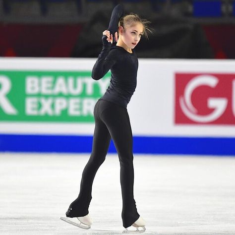 Alena Kostornaia, Hockey Girlfriend, Skate Aesthetic, Skate 3, Skating Aesthetic, Russian Figure Skater, Practice Outfits, Team Training, Figure Skater