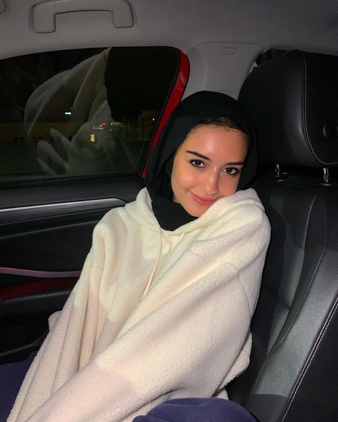 #hijabi #fashion #hijabinspiration #hijaboutfit How To Pose For Pictures Hijab, Hijabi Car Pics, Poses For Hijabis, Hijabi Selfie Ideas, Hijabi Poses For Instagram, Hijabi Pictures, Hijabi Instagram Photos, Hijabi Selfie, Hijabi Poses