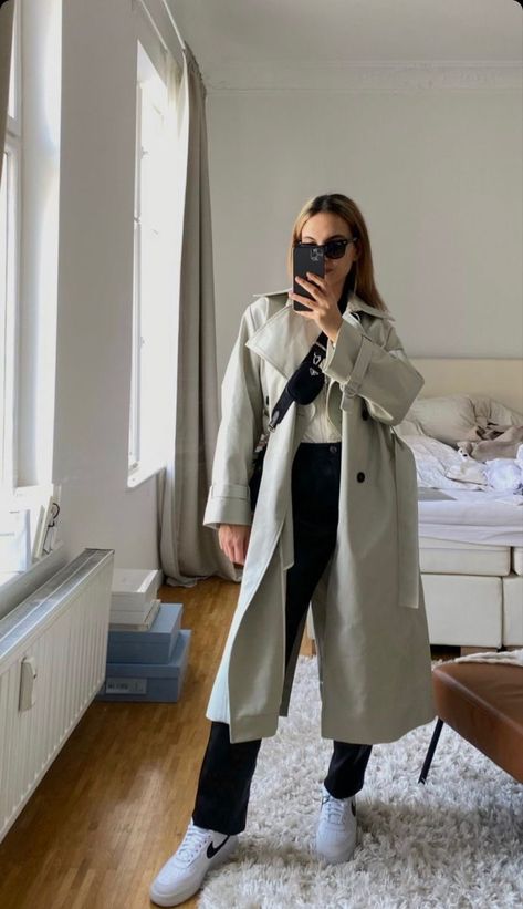 Light Green Trench Coat Outfit, Trench Coat Outfit Hijab, Gray Trench Coat Outfit, Grey Trench Coat Outfit, Outfit For Rainy Day, Trench Coat Outfit Spring, Cozy Rainy Day Outfit, Trenchcoat Outfit, Outfit Trench