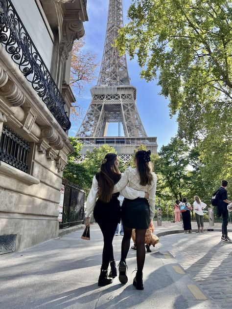 Friends in Paris Sisters in Paris Paris outfits Paris fall Paris on September Paris Sister Trip, Paris Bff Pictures, Sisters In Paris, Paris Photo Ideas Friends, Paris Best Friends, Besties In Paris, Best Friends In Paris, Paris Picture Ideas, Friends In Paris