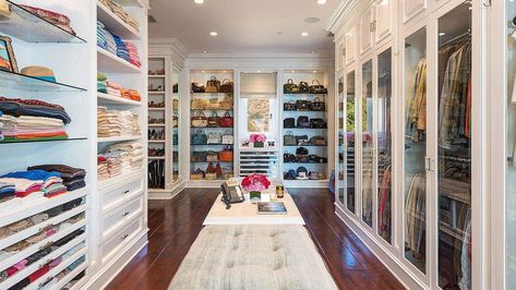 extremly big closet that display clothes really well - Shelterness A Walk In Closet, Malibu House, Casa Clean, Amazing Closets, Walking Closet, Beautiful Closets, Dream Closets, Mansions For Sale, Versace Home