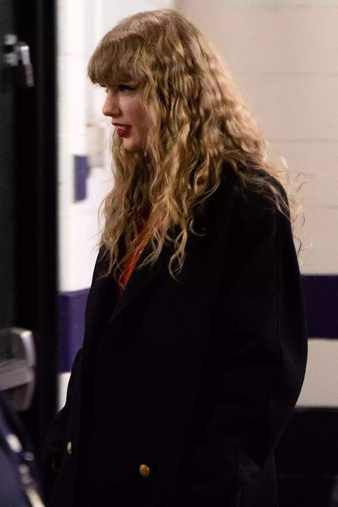 Taylor Swift Brought Back Her 'Reputation' Curls at Travis Kelce's Latest Game Miss Americana, Chiefs Game, Blonde Cat, Estilo Taylor Swift, Taylor Swift Funny, Taylor Swift Hair, Travis Kelce, Long Live Taylor Swift, Live Taylor