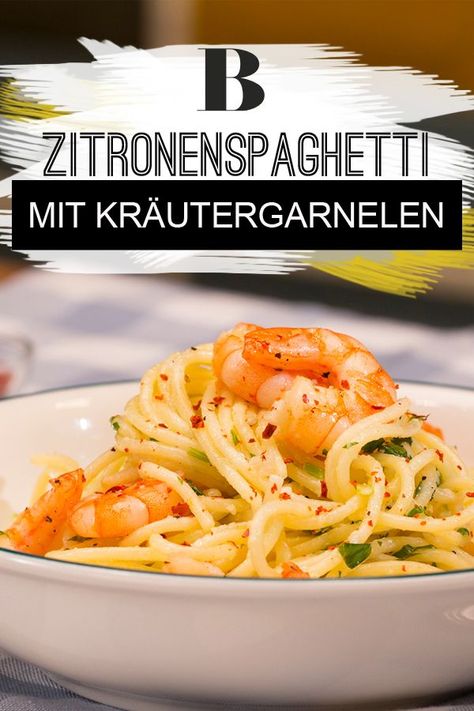 Zitronenspaghetti mit Kräutergarnelen. Eine frische Sauce aus Zitronen, Knoblauch, Rosmarin und Thymian mit Spaghetti und Garnelen – wenn das mal keine tolle Pasta-Idee ist. Ein wirklich erfrischendes und leichtes Spaghetti-Rezept! Spicy Garlic Shrimp, Lemon Garlic Shrimp Pasta, Lemon Spaghetti, Garlic Shrimp Pasta, Lemon Garlic Shrimp, Salsa Fresca, Pasta Spaghetti, Shrimp Recipes Healthy, Shrimp Dinner