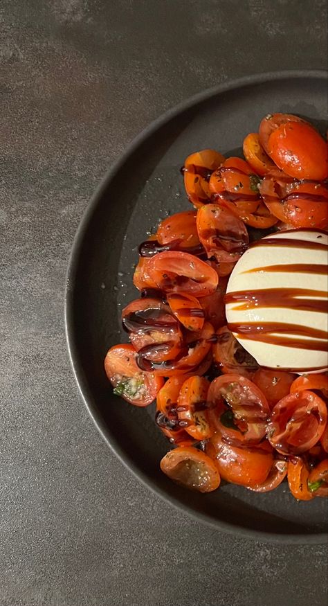 #tomatoes #burrata #food #foodphotography #aesthetic #vibes Plat Aesthetic, Plat Healthy, Burrata Tomato, Tomatoes Burrata, Becoming A Chef, Food Babe, Aesthetic Vibes, Wine And Dine, Favorite Snack