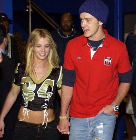 Britney Spears & Justin Timberlake (boyfriend - 01/01/02) [Charity fundraiser at Planet Hollywood] #SuperBowlXXXVI Britney Spears And Justin Timberlake, Britney Spears Justin Timberlake, Britney Spears Outfits, Sunken Eyes, Britney Spears Pictures, Britney Jean, Planet Hollywood, Belly Piercing, Superbowl Party