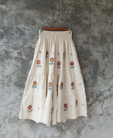 Japan Clothing, Embroidery Clothes, Japan Outfit, Dream Aesthetic, Embroidered Skirt, Slow Stitching, Gingham, Floral Tops, Stitching