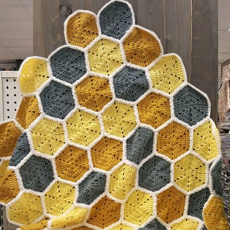 Make this: Crochet Honeycomb Baby Blanket - Free Pattern | Craft Warehouse Crochet Honeycomb, Corak Krusye, Bee Baby Blanket, Crochet Hexagon Blanket, Honeycomb Blanket, Crochet Bee, Crochet Hexagon, Manta Crochet, Haken Baby