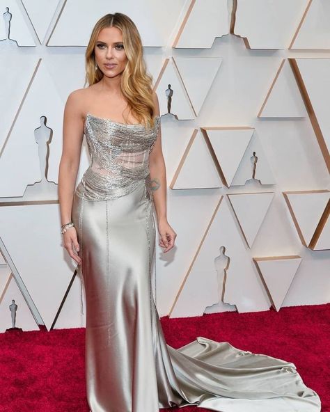 Scarlett Johansson Dress, Chic Bridal Dress, Scarlet Johanson, Black Widow And Hulk, Marvel Women, Curvy Dress, Iconic Women, Red Carpet Dresses, Ball Gowns Wedding