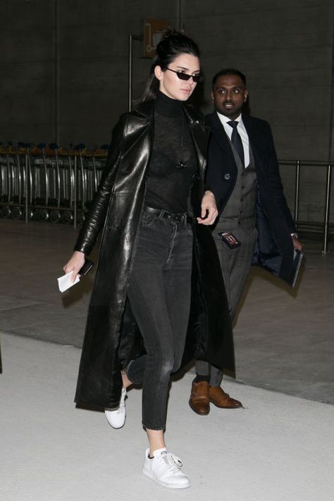 In a black sheer turtleneck top, leather coat, jeans, sunglasses and white Adidas sneakers while out in Paris. Stile Kendall Jenner, Kendal Jenner, Wear Black Dresses, Kendall Jenner Street Style, Models Off Duty Style, Kylie Jenner Outfits, Clothing Haul, Kendall Jenner Outfits, Jenner Style