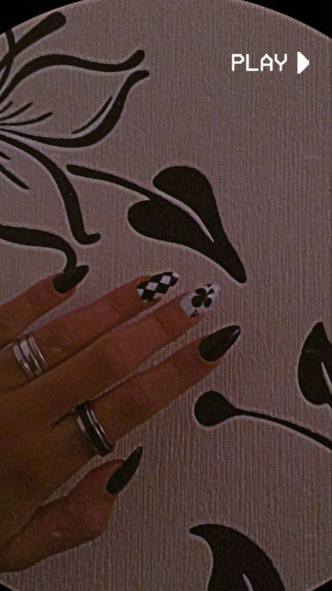 Casino Acrylic Nails, Black Nails Aesthetic Dark, Kakegurui Nails, Card Nails Design, Card Nail Designs, Egirl Nails Ideas, Poker Nails Design, Casino Nails Designs, Dark Aesthetic Nails