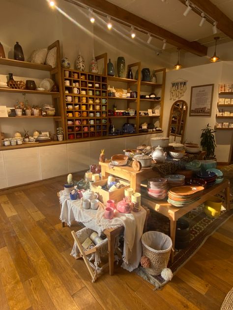 Pottery Cafe Interior, Pottery Set Up, Ceramic Workshop Pottery Studio, Pottery Studio Aesthetic, Pottery Room, Ceramic Art Studio, Vintage Store Ideas, Pottery Cafe, Candle Workshop