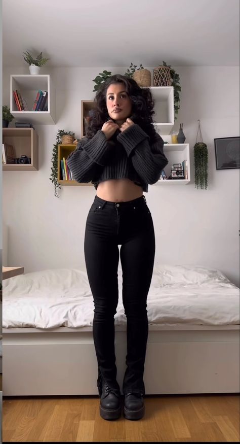 4’11 Height Women Outfits Ideas, Girly Black Outfits, Outfit Grunge, Mode Zara, Dark Outfits, Looks Black, Goth Outfits, Fashion Fits, Fancy Outfits