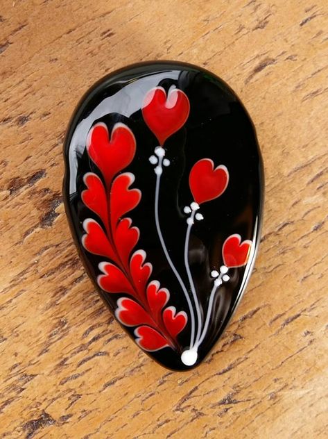 Love how this can be turned from a broken heart into a butterfly-sadness turned into something beautiful! Rock Flowers, Rock And Pebbles, Painted Rocks Craft, Painted Rocks Diy, Rock Painting Ideas Easy, Rock Painting Patterns, Painting Rocks, Flowers Beautiful, 수채화 그림