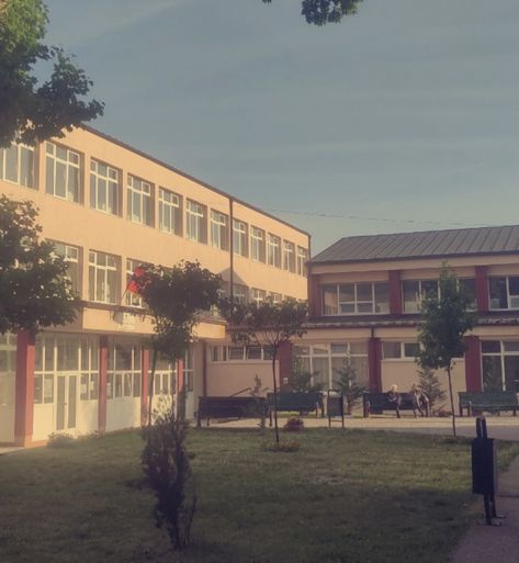 School Aesthetic Building, Questionable Pictures, Middle School Aesthetic, School Corridor, Japan School, Student Diary, Weirdcore Aesthetic, Scene Aesthetic, Eye Drawing Tutorials