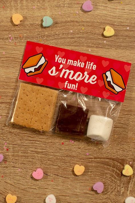 Make your own Valentine's Day s'mores kit perfect for your favorite Valentine. Download our printable label! #ValentinesDay #Valentine #smores Smores Valentines, Summer Party Favors, Biscuits Graham, Treat Bag Toppers, Valentine Treat, Kids Treat, Printable Valentine, Preschool Graduation, Bag Topper