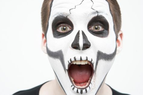 Homemade Non-Toxic White Face Paint Recipe: You can make your own safe and natural Halloween face paint. Face Paint Recipe, Halloween Face Paint Designs, White Face Makeup, Child Skeleton, Skeleton Face Paint, Scary Halloween Food, Homemade Face Paints, Reaper Costume, White Face Paint