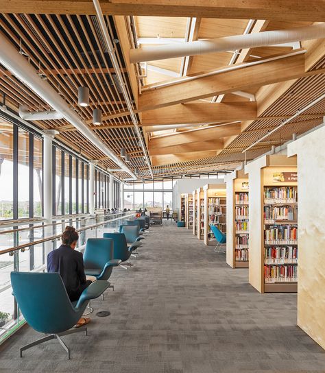 Aaniin Community Centre and Library - Perkins and Will Public Library Design, Loft Type, School Library Design, Library Cafe, Bakery Design Interior, High School Library, Community Library, Community Centre, Library Architecture