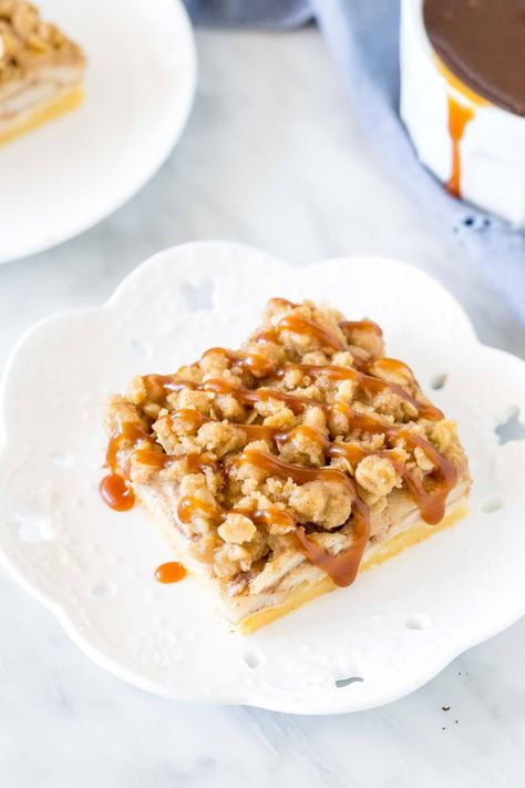 The perfect dessert for apple season - these apple crisp bars have a shortbread crust, cinnamon apples, and oatmeal crumble on top. Delicious with a drizzle of caramel sauce or scoop of ice cream. #applecrisp #applecrumble #bar #applecrispbar #apples #bar #cinnamonapples #caramel #fall from Just So Tasty Pear Bars, Apple Crisp Bars, Caramel Bars Recipe, Apple Pie Bars Recipe, Oatmeal Crumble, Caramel Apple Crisp, Salted Caramel Apple Pie, Caramel Pears, Pear Pie