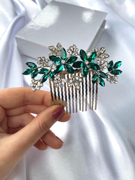 Emerald Bridal Hair Comb,Green Crystal Bridal Headpiece,Emerald Wedding Hair Comb,Wedding Hair Accessories for Brides,Green Flower hair comb ⭐ Absolutely Dazzling Emerald Bridal Hair Comb will take your breath away! The elegant design of the sparkly emerald hair comb is created by a combination of crystal leaves. Elegant shimmering branches in silver rhinestone leaves make this wedding hair comb one that will sparkle long after your wedding day. Lightweight & easy to style. This crystal bridal h Slytherin Wedding, Green Wedding Hair, Emerald Wedding Colors, Emerald Green Wedding Theme, Emerald Green Hair, Emerald Hair, Dark Green Wedding, Dark Green Hair, Crystal Bridal Headpiece