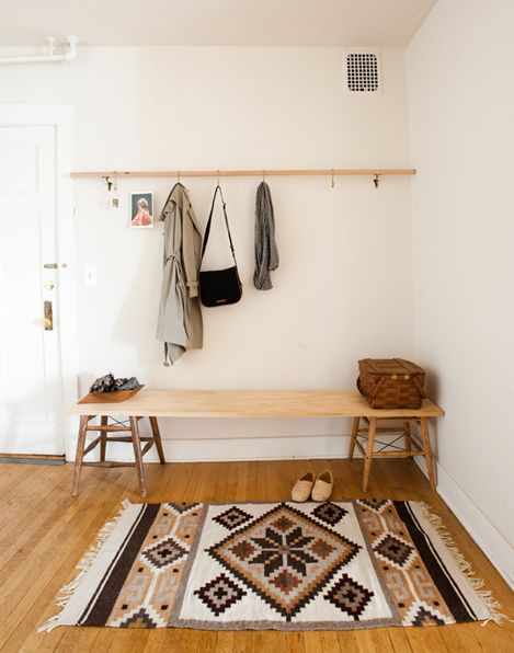 Great, simple space. Functional Foyer, Decoration Hall, Vstupná Hala, Diy Entryway Bench, Bali House, Diy Entryway, Selling Tips, A Rug, Decoration Inspiration