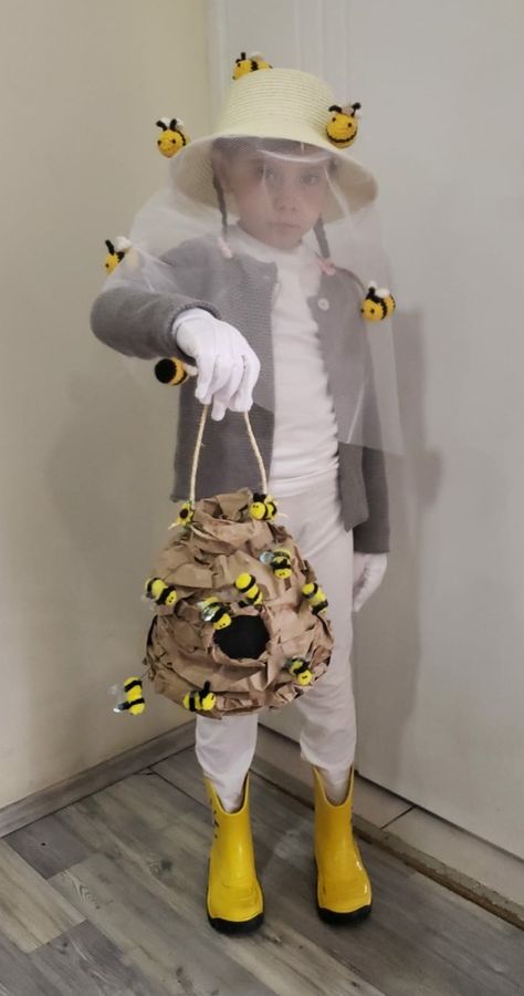 beekeeper custome for kids Bee Costume Diy, Beekeeper Costume, Bees For Kids, Insects Preschool, Bee Activities, Garden Party Theme, Insects Theme, Bee Costume, Kids Garden