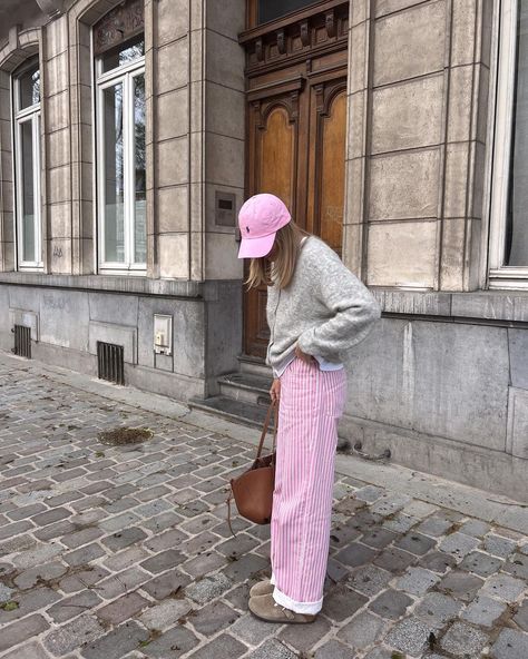 Audrey Notebaert | the perfect pant for the color lovers 💖🍬🍭✨vous aimez le rose ?🫶🏼 #ootd #outfit #inspo #mangooutfits #birkenstockstyle | Instagram Spring Fashion Aesthetic, Pink Pants Outfit, Chic Outfits Classy, Birkenstock Style, Aesthetic Photoshoot, College Fits, Perfect Pant, Pink Pants, Spring Style