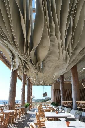 Interesting ceiling decor in beachside bar moves in the wind Billowing Fabric Ceiling, Moving Ceiling, Ceiling Alternatives, Wind Pictures, Costa Navarino, Rooftop Restaurant Design, Mokpo, Fabric Ceiling, Dream Patio