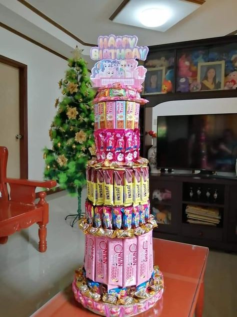 Unique & budget friendly DIY Idea for your kids upcoming Birthday❤️ Tower Snack Birthday, Candy Tower Ideas, Diy Candy Cake Tower, Diy Candy Cake, Snack Tart, Birthday Wreaths, Snack Tower, Hampers Idea, Snack Bucket