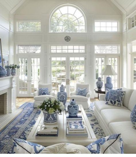 French Blue Decor Interior Design, French Blue Living Room, Blue And White Decorating Ideas, Hampton Style Living Room, Hampton Living Room Ideas, French Inspired Living Room, Hamptons Interior Design, White And Blue Decor, Hampton Style Home