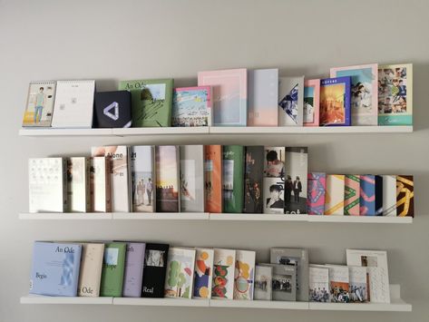 Kpop Photocards Display Ideas, Album Display Ideas, Album Storage Ideas, K Pop Shelf Ideas, Kpop Store Aesthetic, Seventeen Album Collection, Kpop Album Display, Kpop Organization, Kpop Display