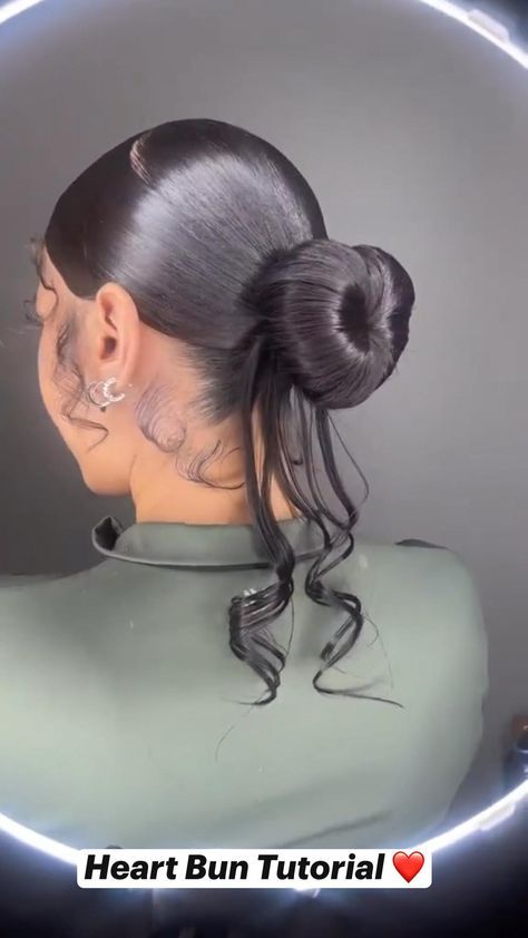 Heart Bun, Black Hair Bun, Tutorial Hair, Sleek Ponytail Hairstyles, Black Ponytail Hairstyles, Quick Natural Hair Styles, Hair Twist, Quick Weave Hairstyles, Bun Tutorial