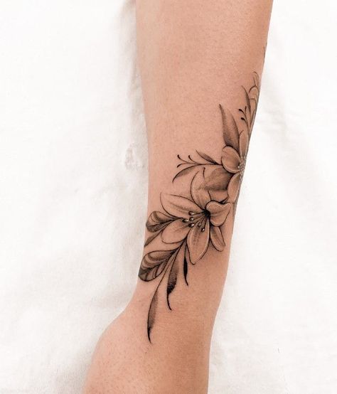 Wrap Around Wrist Tattoos For Women Flower, Lillies And Sunflowers Tattoo, Vines And Flowers Tattoo, Wrap Around Wrist Tattoos, Eternal Flowers, Floral Tattoo Shoulder, Floral Thigh Tattoos, App Filter, Cool Wrist Tattoos