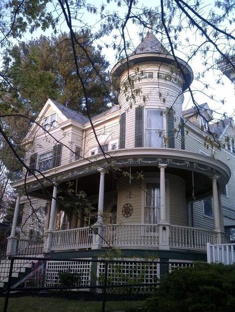 90s Victorian Aesthetic, Victorian House Aesthetic, Southern Gothic House, Pretty Buildings, Victorian Beauty, Pretty Houses, Pink Palace, House Aesthetic, Victorian Mansions